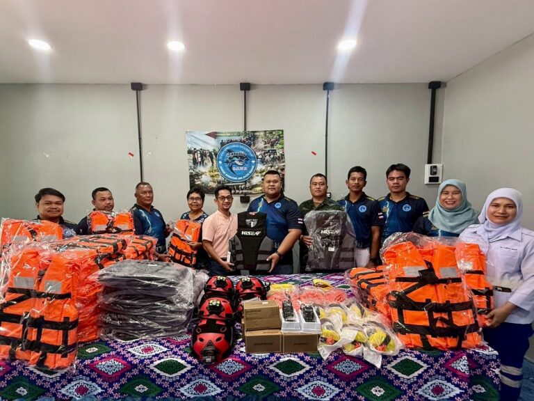 มูลนิธิเพื่อการพัฒนาที่ยั่งยืนในการมอบอุปกรณ์การช่วยเหลือผู้ประสบภัยทางน้ำในการจัดซื้ออุปกรณ์การช่วยเหลือผู้ประสบภัย